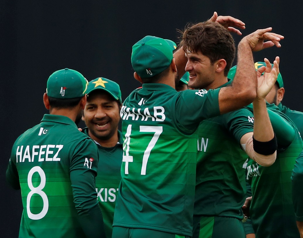 অনেকেই মনে করছিলেন পাকিস্তানের এবারের অবস্থা অনেকটা ১৯৯২ সালের ইমরান খানের বিশ্বজয়ী দলের মতো।কিন্তু ভারত ইংল্যান্ডের কাছে ম্যাচ হেরে যাওয়ায় সেমিফাইনালের দৌড়ে চাপে পড়েছেন সরফরাজরা।