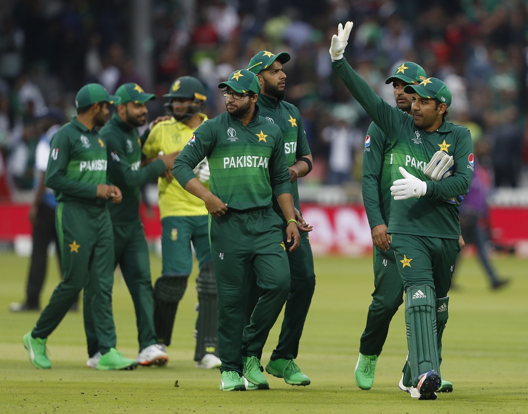 পাকিস্তানের সেমিফাইনালের দৌড়ে টিকে থাকার আশা অনেকটাই কম। সরফরাজদের টিকে থাকতে হলে পরের ম্যাচে লর্ডসে বাংলাদেশকে বিশাল ব্যবধানে হারাতে হবে।তাপরেও তাকিয়ে থাকতে হবে ইংল্যান্ডের বিরুদ্ধে কিউইদের হারের দিকে।