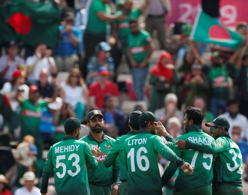 বাংলাদেশের গ্রুপলিগে বাকি আর মাত্র দু’টি ম্যাচ, ভারত এবং পাকিস্তানের সঙ্গে। আগামিকাল ভারতের বিরুদ্ধে শাকিবরা যদি হেরে যান, ৯ পয়েন্ট পেয়ে ছিটকে যাবে তাঁরা। তাই ভারত এবং পাকিস্তানকে হারাতেই টাইগারদের।