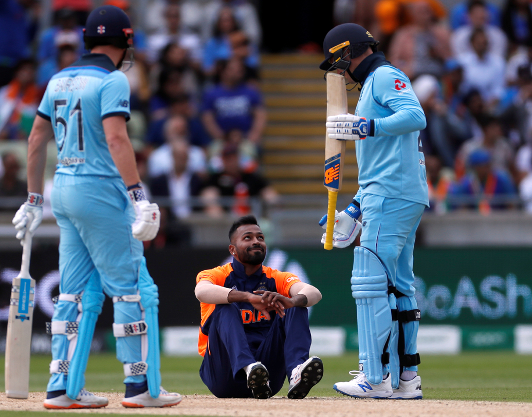 ক্রিকেট দেবতা আজ সুপ্রসন্ন ছিল ইংল্যান্ডের প্রতি। ম্যাচের গোড়াতেই হার্দিক পাণ্ড্যর বলজেসন রয়ের গ্লাভসে ছুঁয়ে ধোনির হাতে জমা পড়ে। আবেদনে সাড়া দেননি আম্পায়ার। রিভিউ না নিয়ে ভুল করেন বিরাট। টিভি রিপ্লেতে দেখা যায় বল জেসনের গ্লাভস ছুঁয়ে গিয়েছে। জীবন ফিরে পেয়ে ৬৬ রানের ঝকঝকে ইনিংস খেলেন ইংল্যান্ডের এই ডানহাতি ওপেনার।