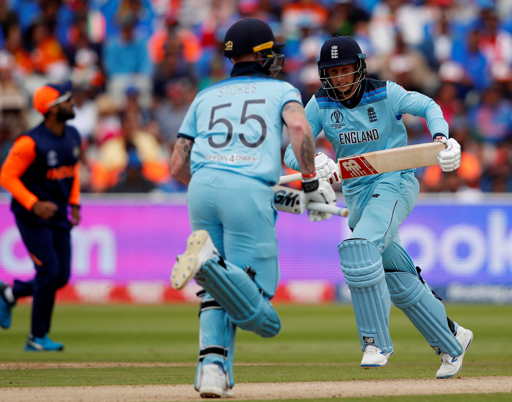 ম্যাচের শুরু থেকেই আঘাত হানতে ব্যর্থ হন শামি এবং বুমরা। ইংল্যান্ডের প্রথম উইকেট যখন পড়ে ততক্ষণে স্কোর দেড়শো পেরিয়ে গিয়েছে। ছন্দে থাকা জো রুট,বেন স্টোকসদের তাই কোনও অসুবিধাই হয়নি।