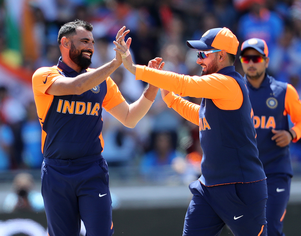 ডেথ ওভারে বুমরা কৃপণ বোলিং করে ইংল্যান্ডের রান কিছুটা কমাতে পারলেও মহম্মদ শামি বেশ কিছু খারাপ বল করে ফেলেন। বল মাঠের বাইরে পাঠাতে দ্বিধা করেননি স্টোকস।