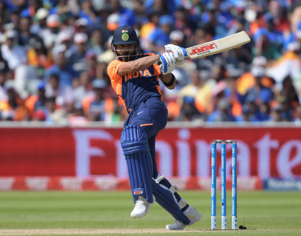 বিরাট-রোহিত ম্যাচের হাল ধরেন। রোহিতের ১০৯ বলে ১০২ রান এবং কোহালির ৭৬ বলে ৬৬ রান ভারতকে এগিয়ে নিয়ে গেলেও ছন্দপতন হয় দুই ব্যাটসম্যান ফিরে যেতেই।