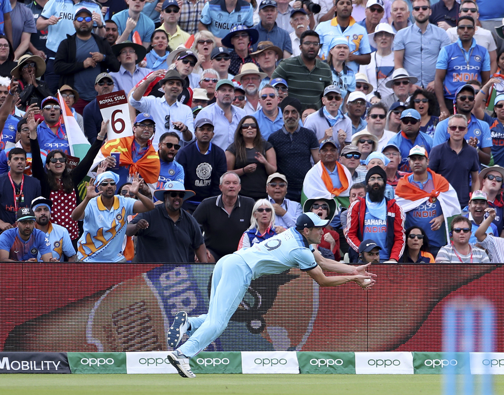 চলতি বিশ্বকাপে অভিষেক হওয়া অনভিজ্ঞ ঋষভ পন্থকে  অসাধারণ ক্যাচ নিয়ে ফিরিয়ে দেন ক্রিস ওকস। তবুও হার্দিক পাণ্ড্য ৩৩ বলে ৪৫ রানের মরিয়া চেষ্টা করেন।