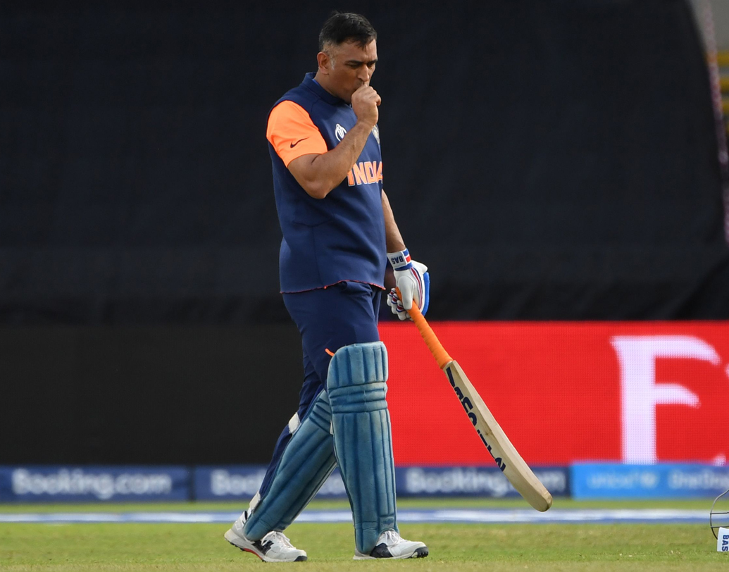 ঋষভ পন্থ ফিরে যেতে মাঠে নামেন ধোনি। আস্কিং রেট তখন আকাশ ছোঁওয়া। গ্যালারি জুড়ে তখন ধোনি ধোনি রব। ক্রিজে বিশ্বের অন্যতম শ্রেষ্ঠ ফিনিশার। কিন্তু প্রথম থেকেই সিঙ্গলস নিতে থাকেন ধোনি। ক্রমেই বল কমে রান বাড়তে থাকে তাতেও হেলদোল ছিল না ক্যাপ্টেন কুলের। গ্যালারি থেকে ধোনির উদ্দেশে ভেসে আসে টিটকিরি।