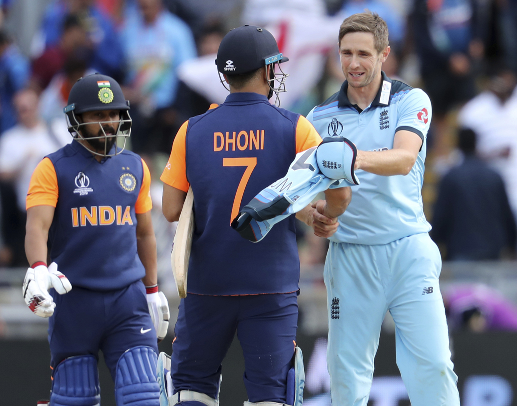 ধোনি যতক্ষণে স্বভাবসিদ্ধ ভঙ্গিতে বল মাঠের বাইরে পাঠালেন, ততক্ষণে অনেক দেরি হয়ে গেছে। স্কোরবোর্ডে তখন প্রয়োজন ৩ বলে ৩৭ রান। ক্রিজের অপরপ্রান্তেথাকা কেদারের জঘন্য ব্যাটিংয়েও ধরা পড়েনি কোনও লড়াকু মনোভাব।