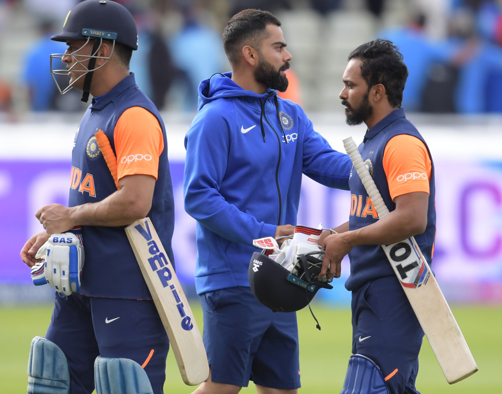 ভারতের এই হতশ্রী পারফরম্যান্সে হতবাক গোটা বিশ্ব। নিন্দার ঝড় উঠেছে ধোনির এই গা ছাড়া ব্যাটিংয়ের। কেদারের পরিবর্তে দলে জাদেজাকে নেওয়ার পরামর্শ দিয়েছেন বহু প্রাক্তন ক্রিকেটার।আপাতত এই ম্যাচ জিতে সেমিফাইনালের আশা জিইয়ে রাখল অইন মর্গ্যানদের দল।