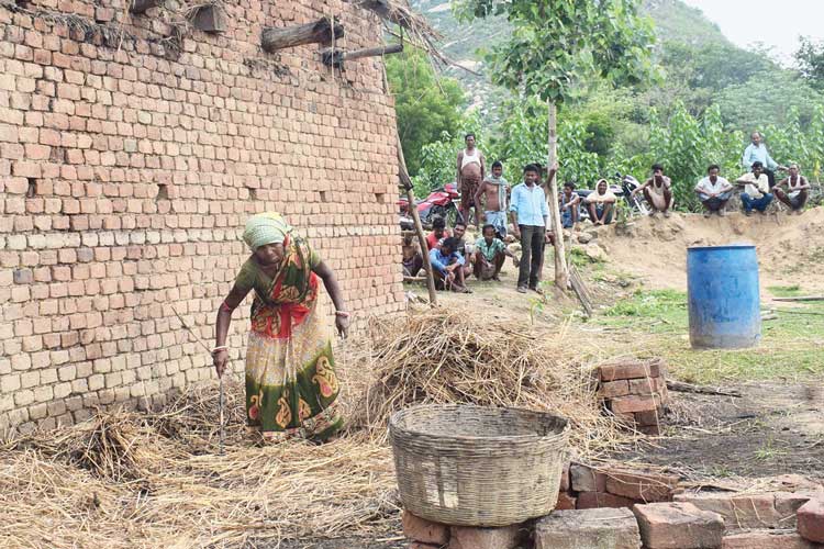 চিহ্ন: তিলাই গ্রামে মালতী রাজোয়াড়ের বাড়ি। ছবি: সুজিত মাহাতো