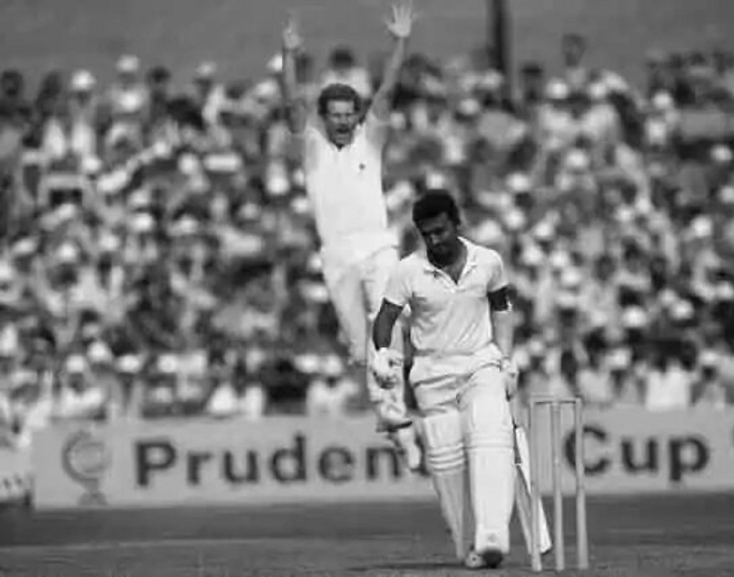 যশপাল শর্মা, সন্দিপ পটেলদের ব্যাটও ইংরেজদের তেজ কমিয়ে ভারতকে প্রথমবারের জন্য তুলে দেয় বিশ্বকাপ ফাইনালে। সেখানে ক্যারিবিয়ানদের হারিয়ে বিশ্বকাপ হাতে তোলেন কপিলদেব নিখাঞ্জ।