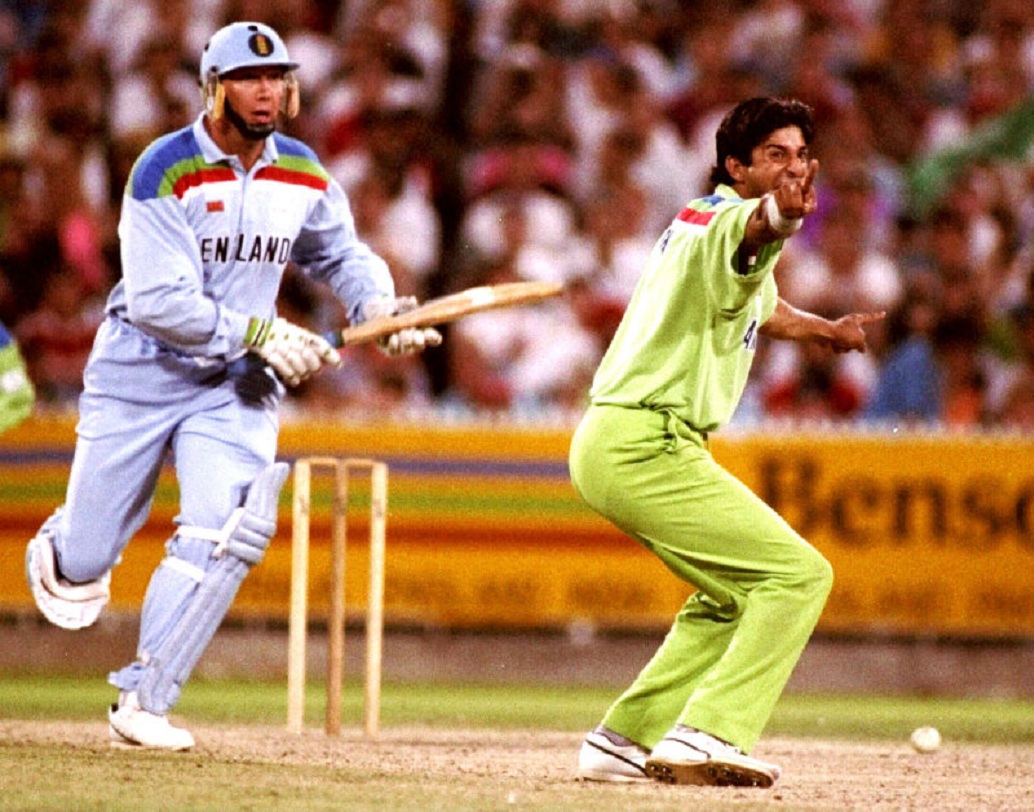 অকল্যান্ডের মাঠে আবার অঘটন। ১৯৯২-এর বিশ্বকাপে অবসর ভেঙে ফিরে আসা ইমরান খানের পাকিস্তানের মুখোমুখি হয় ক্রিস কেয়ার্নসের নিউজিল্যান্ড। সে বারের শক্তিশালী নিউজিল্যান্ডের হেরে যাওয়াই ছিল বিশ্বকাপের সব চেয়ে বড় অঘটন। সেমিফাইনালে ইনজামামের (৩৭ বলে ৬০) বিধ্বংসী ব্যাটিং জয় এনে দেয় পাকিস্তানকে।