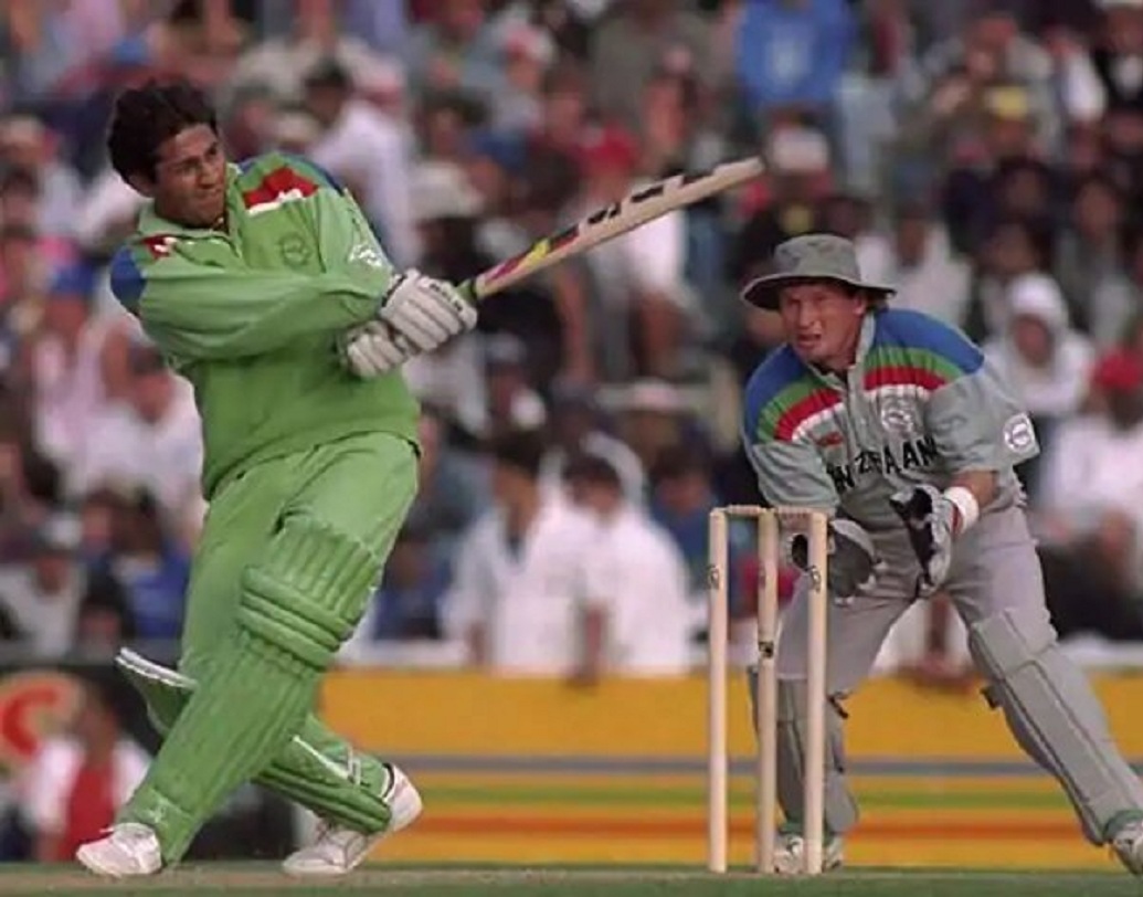 ২৬২ রানে শেষ হয়ে যায় কিউয়িরা। সেই রান তুলতে খেলা গড়ায় ৪৯ ওভারে। রামিজ রাজা, ইমরান, মিঁয়াদাদ ও ইনজামামের পর ঝড় তোলেন মইন খান। ১১ বলে ২০ করে পাকিস্তানকে কাঙ্ক্ষিত জয় এনে দেন তিনিই।