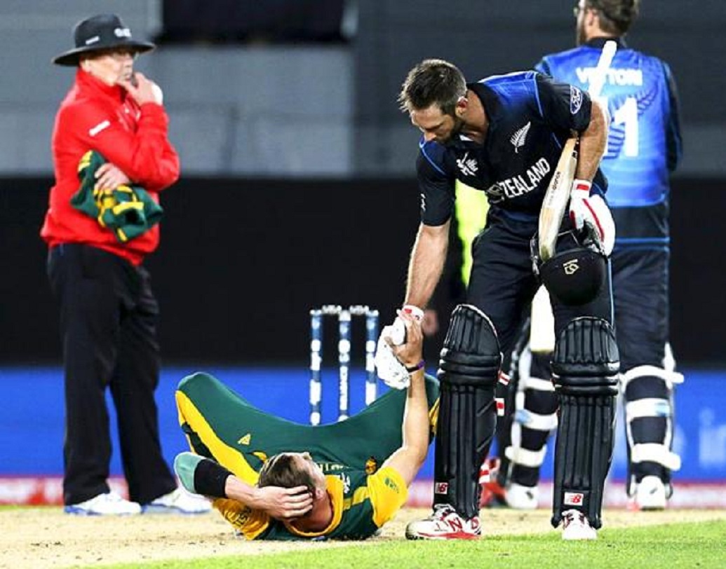 গতবারের বিশ্বকাপেও সেমিফাইনালে বিঘ্ন ঘটায় বৃষ্টি। দক্ষিণ আফ্রিকার প্রথমে ব্যাট করে তোলা ৪৩ ওভারে ২৮১/৫, ডার্কওয়াথ-লুইস নিয়মে নিউজিল্যান্ডের জন্য হয়ে দাঁড়ায় ৪৩ ওভারে ২৯৮।