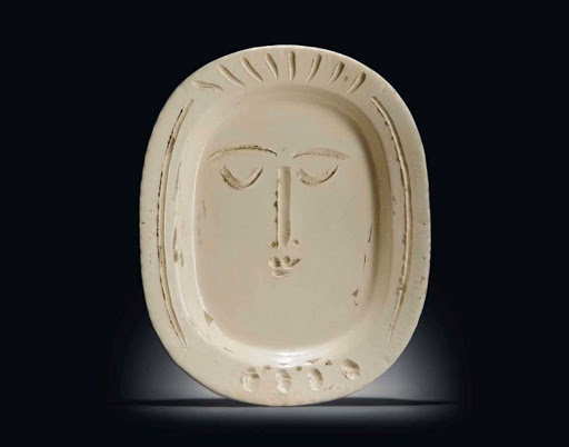 লোকটি একটি বই খুলে একটি ছবি দেখিয়ে জানতে চান, তাঁর প্লেটটি এই রকম দেখতে কি না। মহিলা ওই প্লেটটির দাম জানতে চান। জানতে পারেন, এর দাম আকাশছোঁয়া।