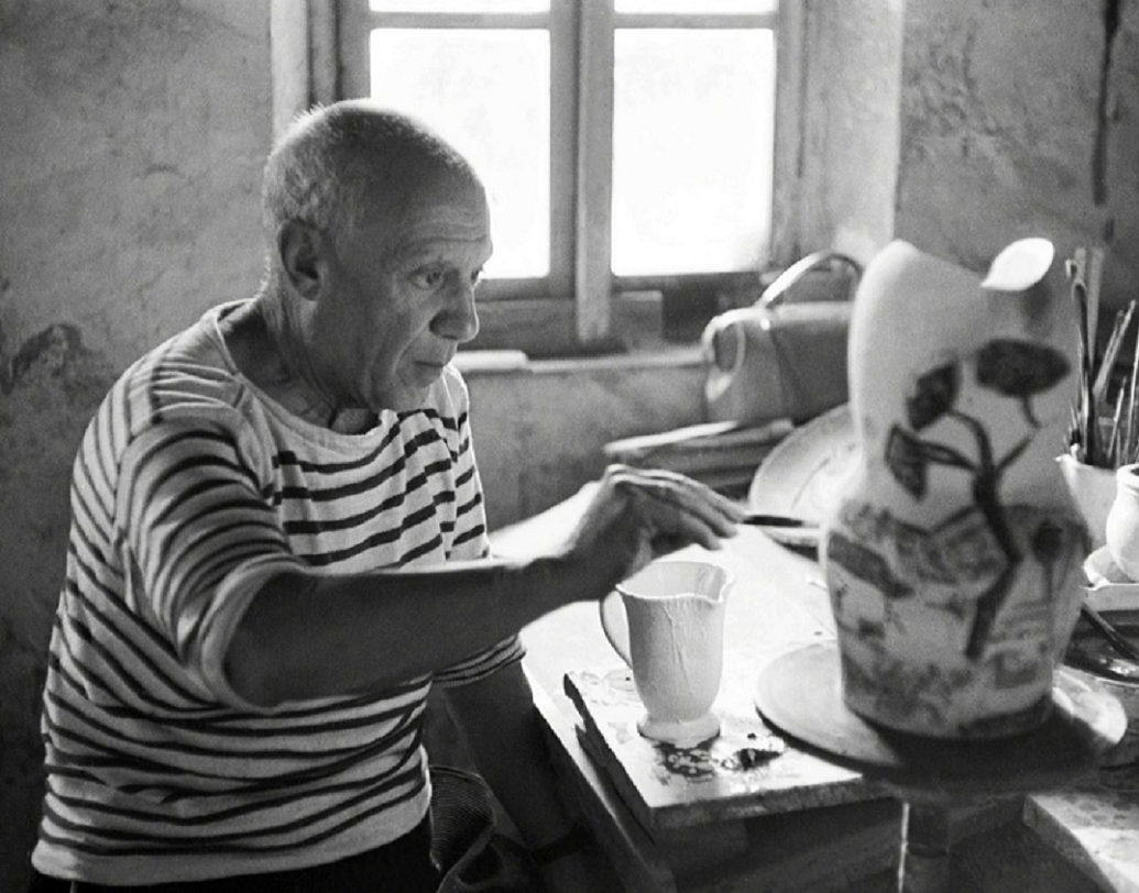 ম্যাডুরা স্টুডিয়োর সঙ্গে পিকাসোর সম্পর্ক ২৪ বছরের। এই নির্দিষ্ট প্লেটটি তৈরি করা হয়েছে ১৯৫৫ সালে ম্যাডুরা স্টুডিয়োর জন্য। যার প্রতিটি অবজেক্ট এক-একটি অ্যান্টিক নমুনা।