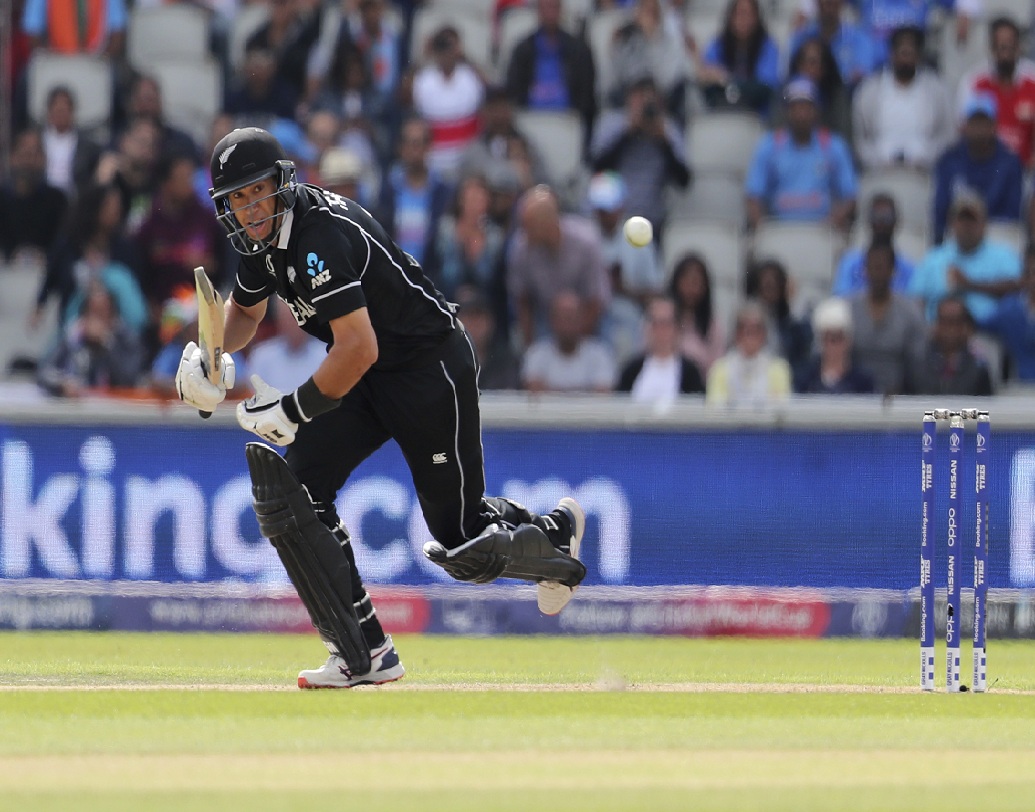 প্রথম দিন ভারতের বোলাররা দারুণ শুরু করলেও মাঝের ওভারে রান আটকাতে পারেনি। রস টেলরের ৭৪ রানের সৌজন্যে  ২৩৯ রান তুলে দেয় নিউজিল্যান্ড।