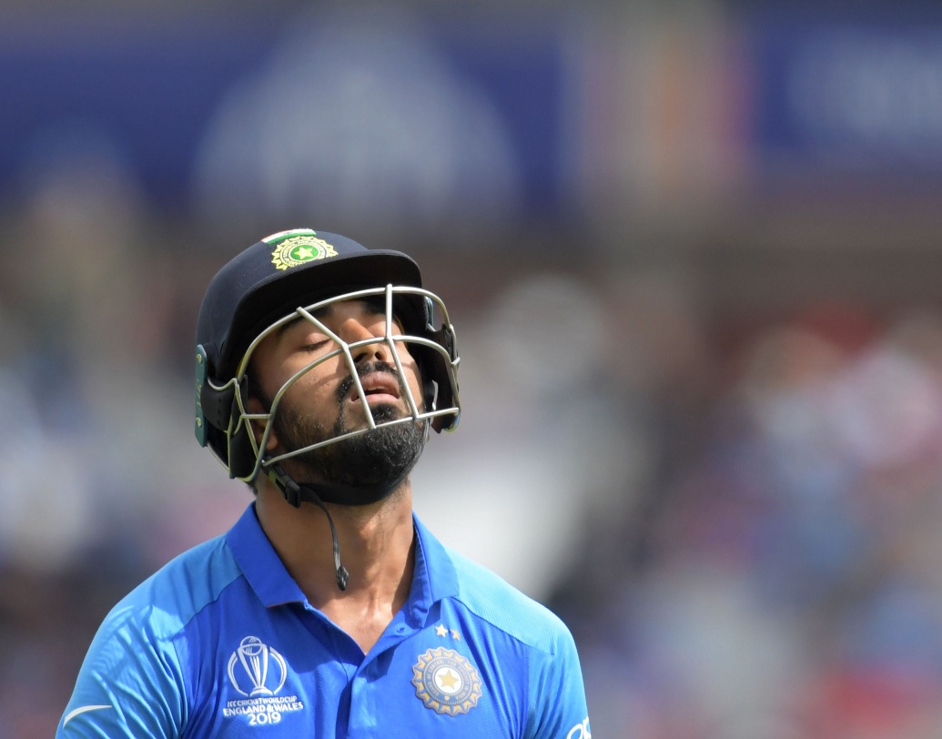 বিশ্বকাপ শুরুর দিন থেকে ভারতের প্রতি ম্যাচে মিডল অর্ডার পাল্টেছে। এত দিন রোহিত, রাহুল ও বিরাট কোহালির ব্যাট কথা বলায় ভারত ম্যাচ জিতেছে। আসল দিনে ব্যর্থ ভারতের টপ অর্ডার।