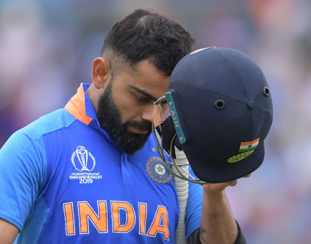 বড় ম্যাচে বিরাটের ব্যর্থতা ভারতকে ছিটকে দিল সেমিফাইনাল থেকে। এই বিশ্বকাপে বার বার অর্ধশতরানের গণ্ডি পেরোলেও শতরান পাননি তিনি। সেমিফাইনালে ১ রানে তিনি ফিরে যাওয়ায় বিপদ বাড়ে।