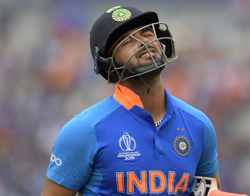 ঋষভ পন্থের পরিণতি বোধের অভাব চোখে আঙুল দিয়ে দেখিয়ে দিল কিউয়িরা। যে সময় সিঙ্গলস নিয়ে ম্যাচের রাশ নিজেদের হাতে নেওয়ার কথা ছিল সেই সময় হঠাৎ বড় শট নেওয়ার ভুল করে বসলেন পন্থ।