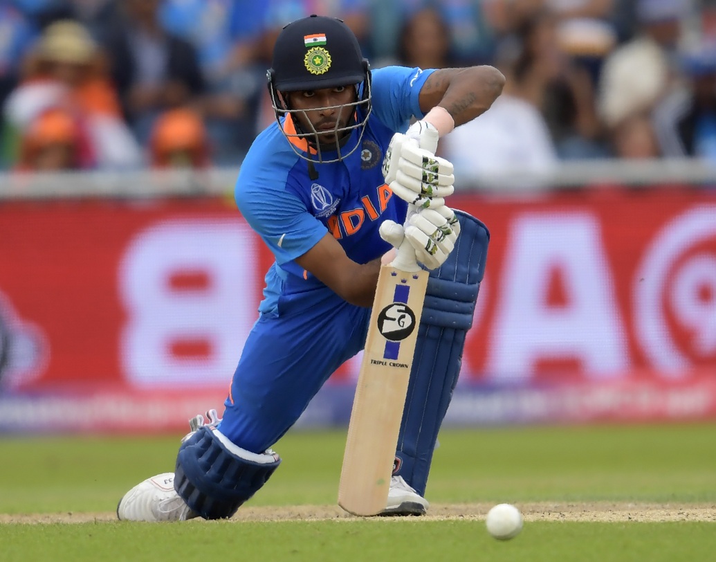 এই বিশ্বকাপে বার বার দেখা গিয়েছে ভারতের মিডল অর্ডারের ওপর নির্ভর করা যাচ্ছে না। বিশ্বকাপে আসার আগে প্রশ্ন ছিল এই মিডল অর্ডার নিয়ে। যার উত্তর সেমিফাইনালে উঠেও পেল না ভারত। ভুল শট খেলে ফেরেন পাণ্ড্যও।