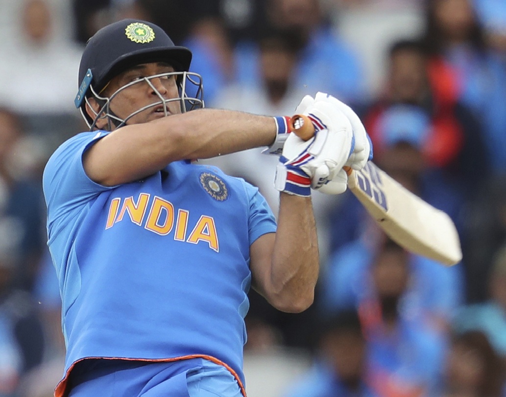 ধোনির মন্থর ব্যাটিং বিপদ ডাকছিল মাঝে মাঝেই। কিন্তু আজ ইনিংস গড়ার কাজ করতে গেলেও শেষ করতে পারলেন না। বড় শট নেওয়ার ব্যর্থতা ডেকে আনলো বিপদ।