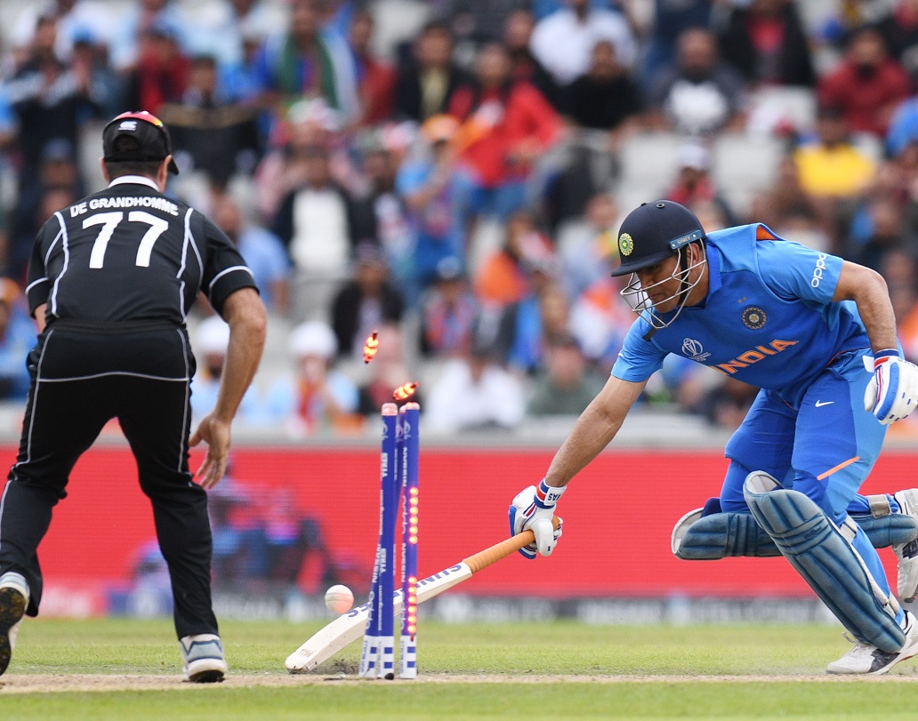 বিশ্বকাপে ব্যাট হাতে রান না পাওয়া গাপ্তিলের ফিল্ডিং দক্ষতা কাজে লেগে গেল এদিন। সেমিফাইনালে তাঁর ডিরেক্ট থ্রো উইকেট ভেঙে দেয় ধোনির। মোক্ষম সময়ে ধোনির ফিরে যাওয়া ভারতকে ছিটকে দেয়।