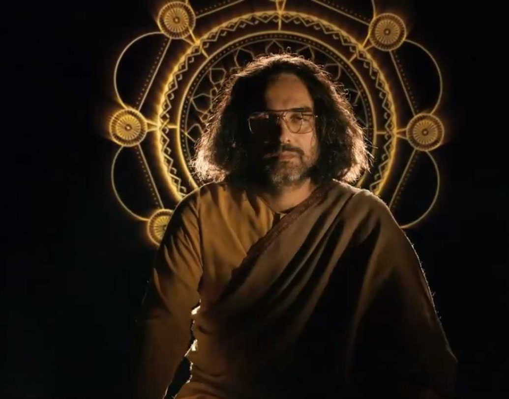 ট্রেলারে দেখা গিয়েছে পঙ্কজ ত্রিপাঠিকে। তাও একজন ‘গুরুজি’-র চরিত্রে। প্রথম সিজনে দেখা গিয়েছিল নওয়াজউদ্দিন সিদ্দিকি ওরফে গায়তণ্ডে তার জীবনে তিন ‘বাপ’-এর কথা বলেছিল। যার মধ্যে ছিলেন প্রভাবশালী ‘গুরুজি’। পঙ্কজই সেই গুরুজি কি না তা জানতে অপেক্ষা আর মাত্র কয়েক দিনের।