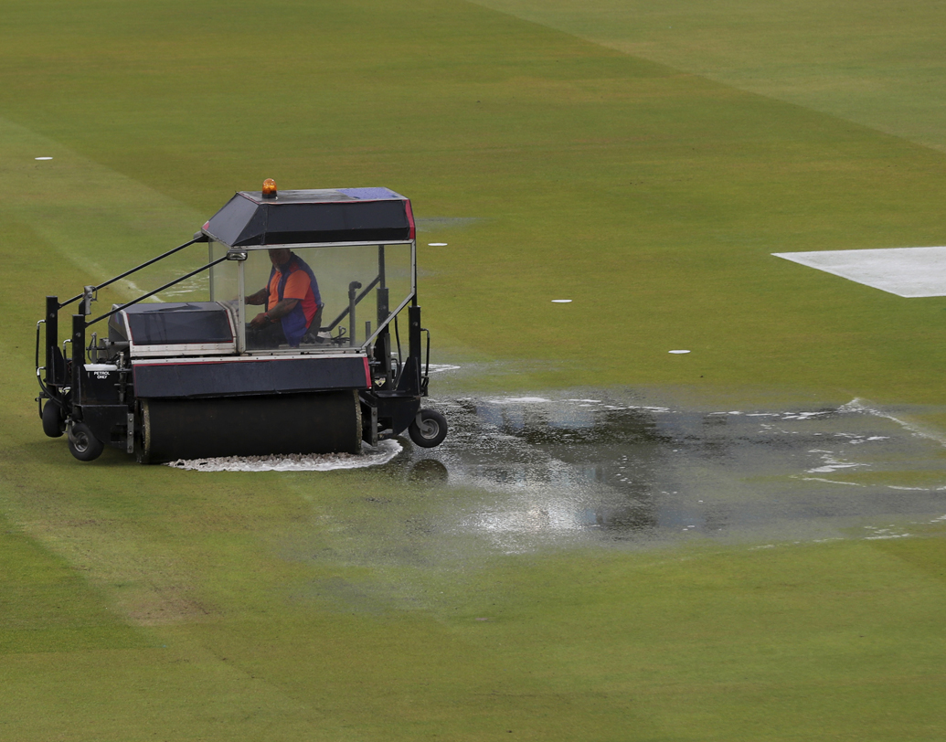 যদি ২০ ওভার ব্যাট করতে হয় ভারতকে, তা হলে ডাকওয়ার্থ লুইস নিয়মে ভারতের টার্গেট দাঁড়াতে পারে ১৪৮। বিশেষজ্ঞরা বলছেন, এ ক্ষেত্রে চাপে পড়ে জেতে পারে ভারত।
