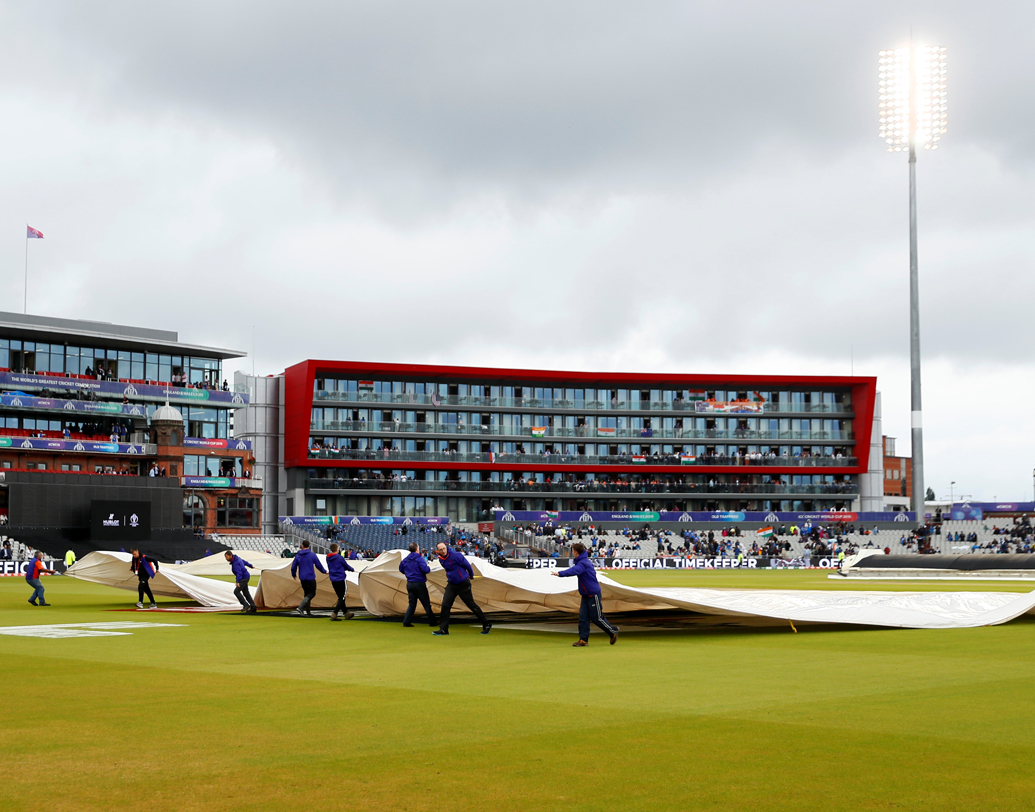 ভারতকে যদি ২৫ ওভার ব্যাট করতে হয়, তা হলে টার্গেট দাঁড়াবে ১৭২। পরিস্থিতির বিচারে এটিও বেশ কঠিন টার্গেট বলে মনে করা হচ্ছে।