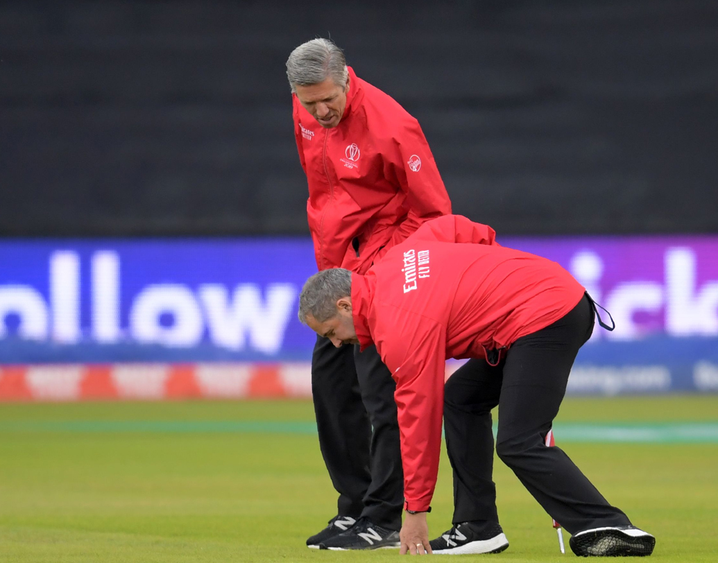 ভারতকে যদি ৩০ ওভার ব্যাট করতে হয়, তা হলে টার্গেট দাঁড়াবে ১৯২। অর্থাত্ ওভার পিছু ছয় রানের কিছু বেশি। লকি-বোল্টদের সামনে যা তুলতে বেগ পেতে হতে পারে রোহিতদের।