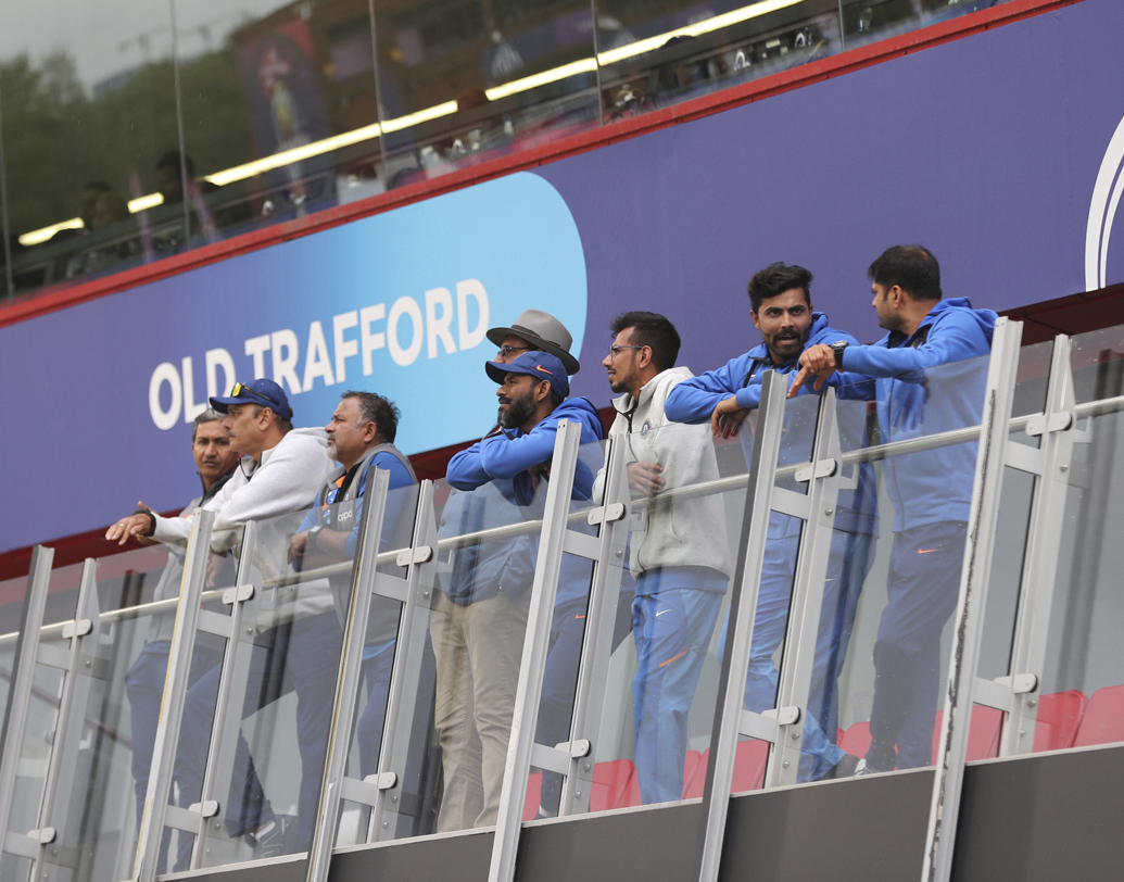 যদি ৪০ ওভার ব্যাট করতে হয়, তা হলে ভারতের টার্গেট দাঁড়াবে ২২৩। অর্থাত্ খেলা যত বেশি ক্ষণ হবে, ভারতের পক্ষে ততই সুবিধা হবে।