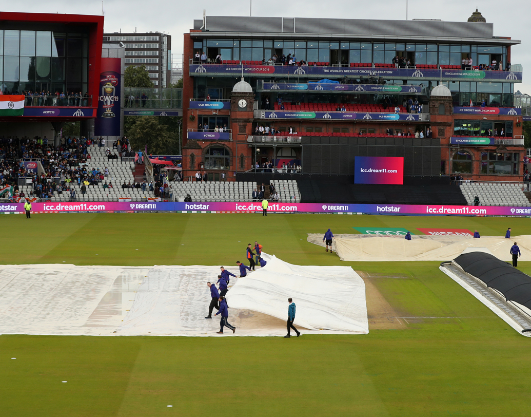 ভারতের কাছে যদি ৪৬ ওভার ব্যাট করার সুযোগ আসে, তা হলে টার্গেট দাঁড়াবে ২৩৭। এটি কিছুটা হলেও সহজ ভারতের কাছে।