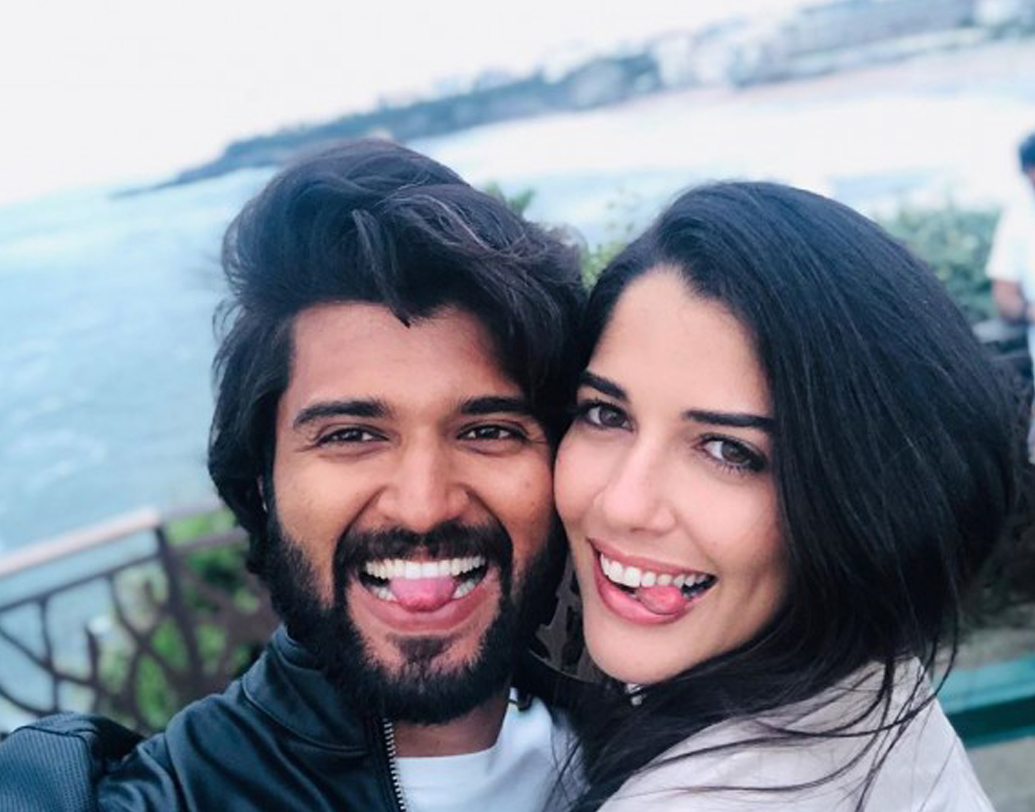 শোনা যায়, তিনি ছিলেন বিরাট কোহালির ঘনিষ্ঠ। এখন নাকি বিখ্যাত দক্ষিণী নায়ক বিজয় দেবেরাকোণ্ডার বিশেষ বান্ধবী। তিনি ইসাবেল লেইতি। তুমুল জনপ্রিয় তেলুগু ছবি ‘অর্জুন রেড্ডি’-র নায়ক বিজয়। ‘অর্জুন রেড্ডি’-র অনুকরণেই তৈরি হিন্দি ছবি ‘কবীর সিং’ দুশো কোটির ক্লাবে নাম লিখিয়েছে ইতিমধ্যেই।