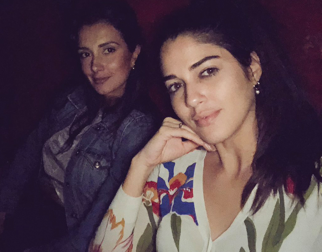 এখন ইসাবেল আর বিজয়কে নিয়ে গুঞ্জন তুঙ্গে। যদিও দু’জনের কেউই স্বীকার করেননি সম্পর্ক। দু’জনেই এখন ফ্রান্সে শুটিংয়ে ব্যস্ত। প্রেমের দেশের আবহেই চলছে সেলফি পোস্ট। সঙ্গে চলছে ছবির শেষ পর্বের শুটিংও।