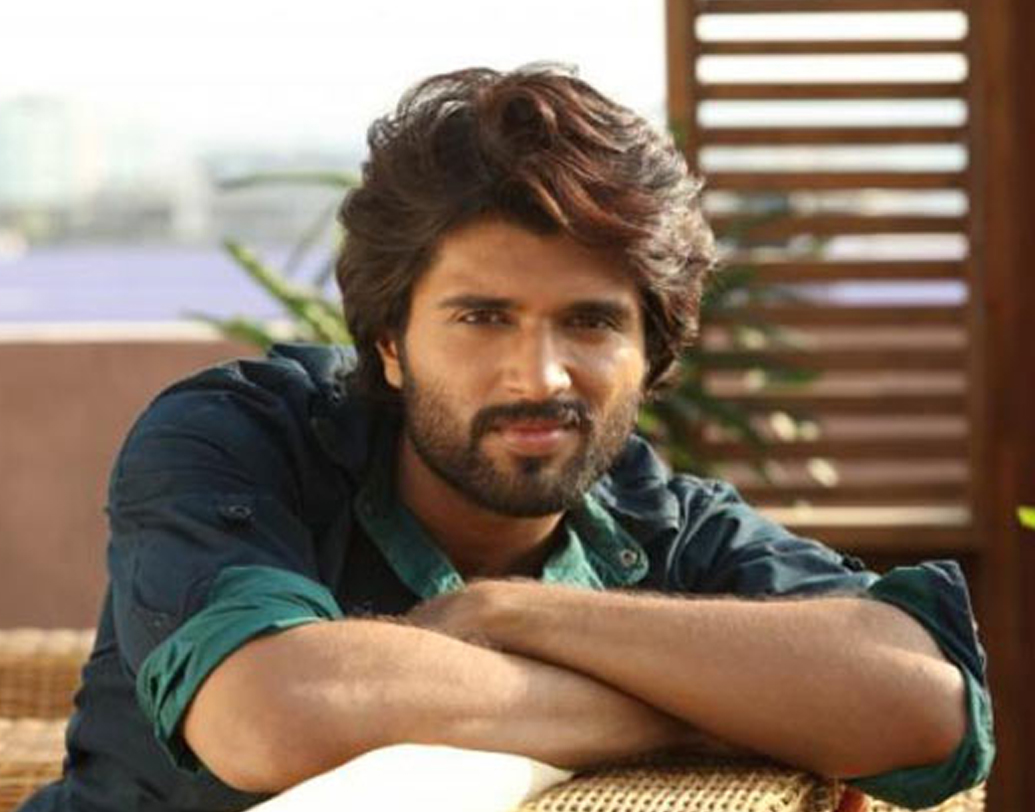 জানা গিয়েছে, ছবিতে ফ্ল্যাশব্যাকে ফিরে আসবে বিজয়ের পুরনো সম্পর্ক। রিল লাইফের মতো রিয়েল লাইফেও তিনি রঙিন। তাঁর জীবনেও সুন্দরীদের হাত ধরে প্রেমের আসা যাওয়া হয়েছে।