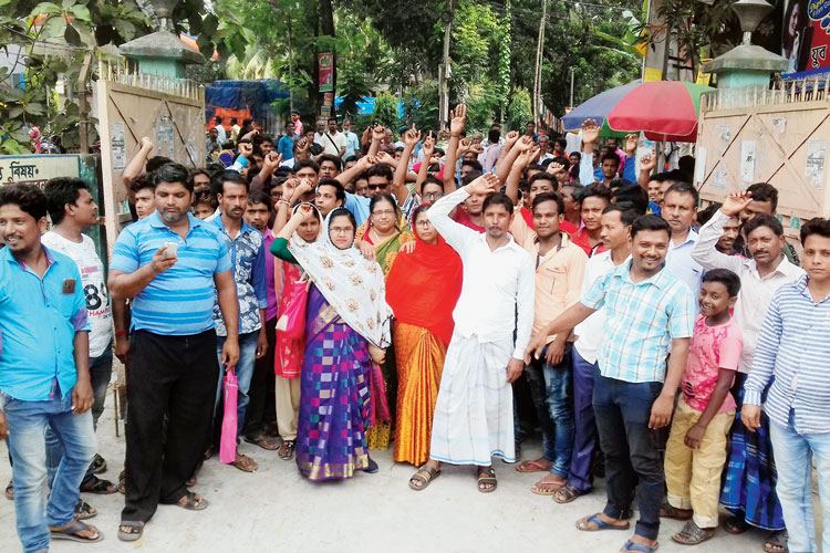 প্রতিবাদ: সোচ্চার প্রধান, উপপ্রধানেরা। ছবি: সজলকুমার চট্টোপাধ্যায়