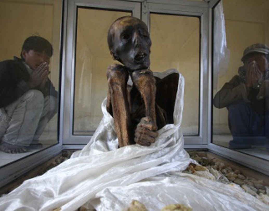 এই ‘মমি’ কিন্তু মিশরীয় সভ্যতার ব্যান্ডেজ মোড়া কয়েক হাজার বছরের প্রাচীন শব নয়। বরং স্পিতির মমি হল পদ্মাসনে আসীন এক ব‌ৌদ্ধ লামা। তাঁর দেহ শুকিয়ে গিয়েছে সম্পূর্ণ। কিন্তু অটুট দাঁত এবং মাথার চুল।