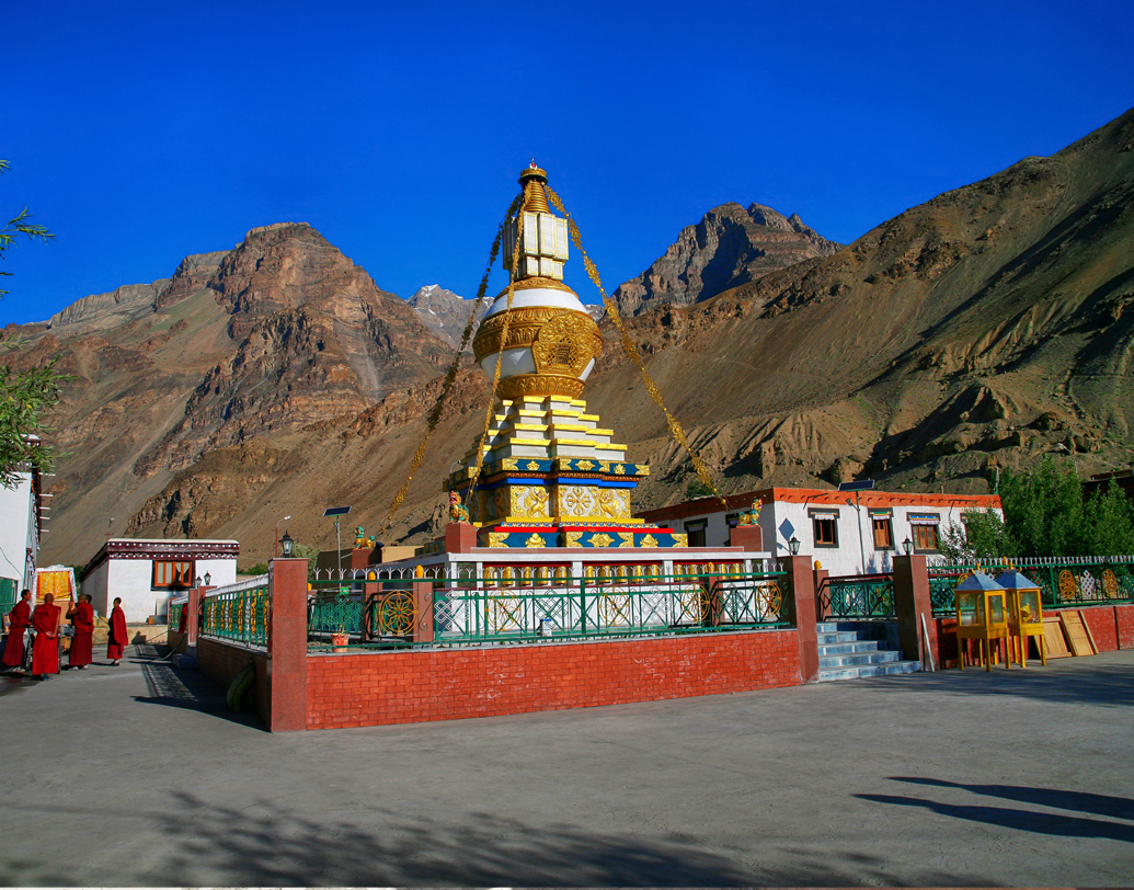 মমির হাতে এখনও আছে জপমালা। ব‌ৌদ্ধ বিশ্বাস অনুযায়ী তিনি ‘জোগচেন’ অনুশীলন করতেন। যা নাকি তাঁদের কাছে তপস্যার সর্বোচ্চ পথ। তাই তাঁর কাঁধ থেকে হাঁটু পর্যন্ত বেষ্টন করে আছে পবিত্র সুতো ‘গোমথক’।                                                                                                                 ( ছবি:শাটারস্টক)