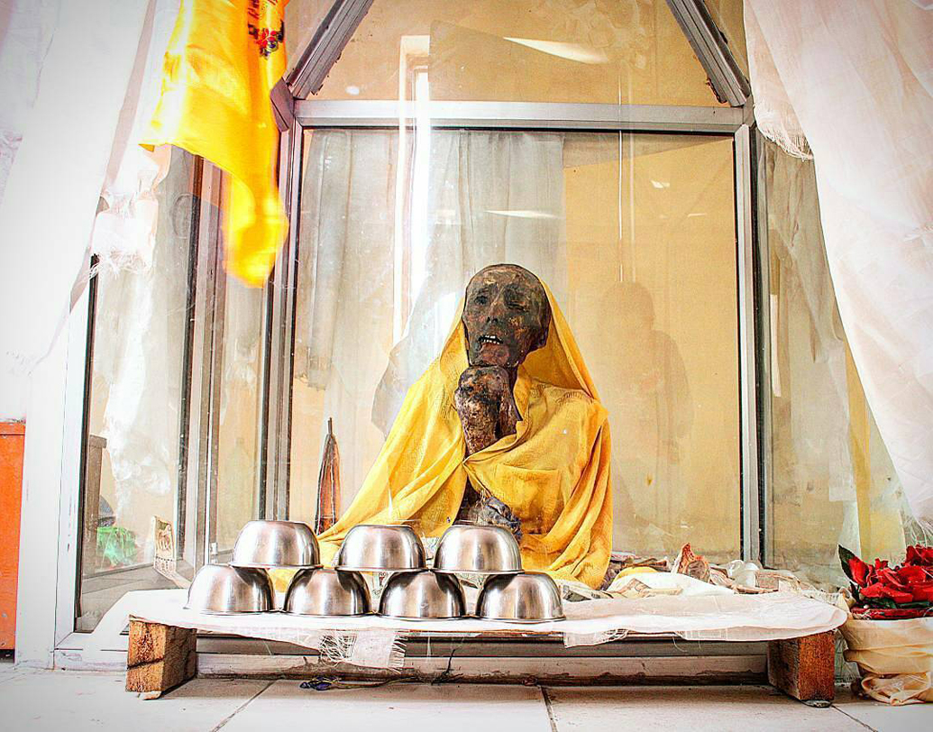 বিশ্বাস করা হয়, তিব্বতি লামারা ধ্যানের মাধ্যমে স্বেচ্ছায় মৃত্যুবরণ করতেন। কঠোর যোগের ভঙ্গিমায় বসে থাকার জন্য এবং দূষণহীন প্রাকৃতিক শীতলতায় থাকার জন্য দেহ সংরক্ষিত থেকেছে দীর্ঘ কাল। বৌদ্ধরা বিশ্বাস করেন, ওই লামা এখনও মৃত নন। তিনি এখনও তপস্যারত।