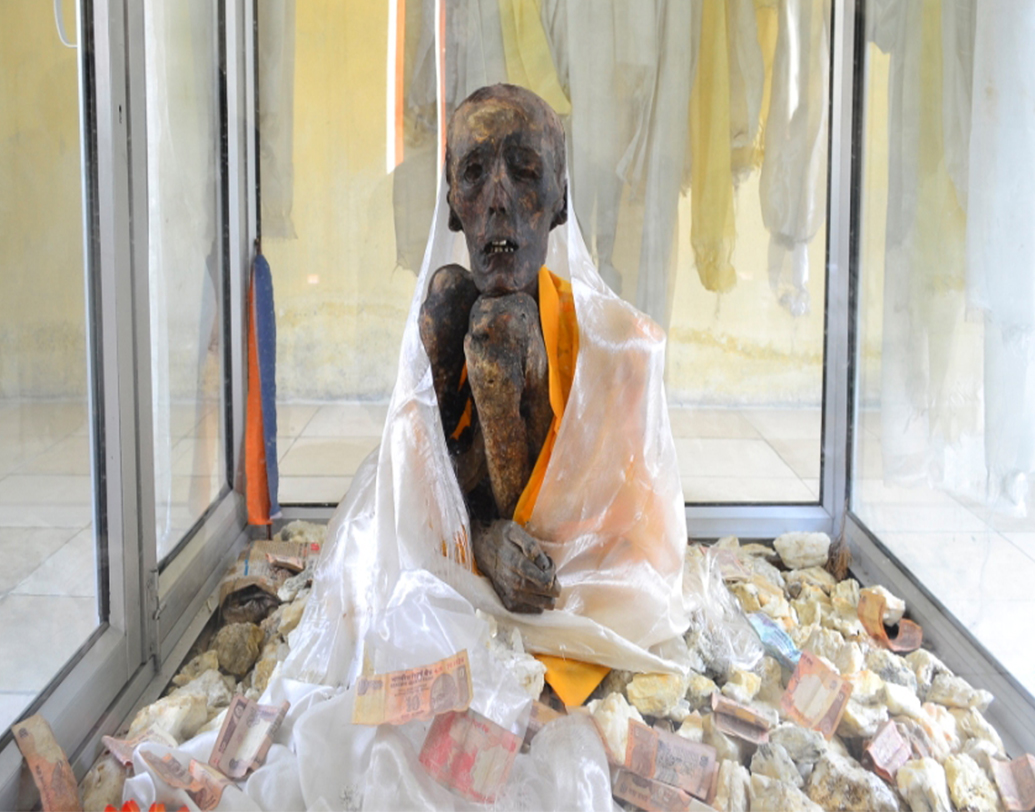 সমুদ্রপৃষ্ঠ থেকে ১০ হাজার ফুট উচ্চতায় গিউ গ্রামে মাত্র ৫০ থেকে ৭৫ ঘর পরিবারের বাস। এক হাজার বছরের প্রাচীন তাবো মনাস্ট্রি থেকে ৪০ কিলোমিটার দূরে এই গ্রামের জনশ্রুতি, মানুষের মঙ্গলকামনায় স্বেচ্ছায় প্রাণ বিসর্জন দিয়েছিলেন তিনি। যাতে গ্রাম থেকে কাঁকড়াবিছের উপদ্রব দূর হয়।