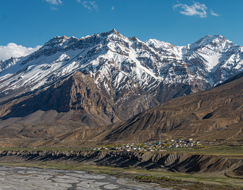 আগামী দিনেও তিনি গ্রামবাসীদের রক্ষা করবেন, এই বিশ্বাসে কাচের বাক্সে সংরক্ষিত ধ্যানরত প্রাচীন মমিকে নিয়মিত পুজো করা হয়। তর্কে বহু দূর হলেও এই মমির জন্যই পর্যটন মানচিত্রে উঠে এসেছে স্পিতির গিউ গ্রাম।                                                                                                   ( ছবি:শাটারস্টক)