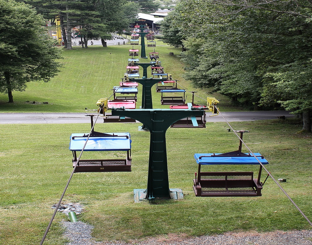 পার্কটি পার্বত্য অঞ্চলের মাথায় অবস্থিত হওয়ায় এখানে পৌঁছনোর রাস্তা বলতে ছিল রোপওয়ে এবং দীর্ঘ পাহাড়ি রাস্তা। আর্থিক নানা বাধা সত্ত্বেও কোবার্ন পার্কটি চালু রেখেছিলেন। কিন্তু ২০০২ সালে একদিন আচমকা বহু যাত্রী রোপওয়েতে আটকে পড়েন। যান্ত্রিক গোলযোগের আসল কারণ খুঁজে না পাওয়ায় ঘণ্টার পর ঘণ্টা মাঝ আকাশে আটকে থাকেন যাত্রীরা।