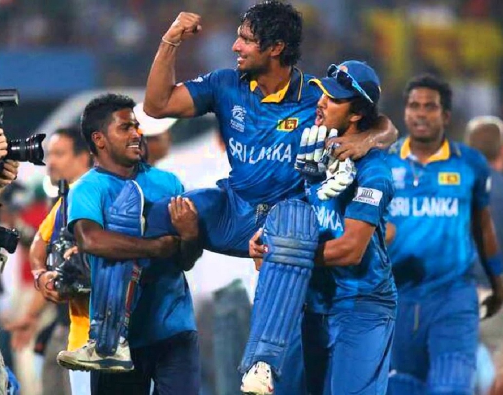 কিন্তু তারপরেই বিপর্যয়। ফাইনালে মালিঙ্গার শ্রীলঙ্কার হাতে পর্যুদস্ত হতে হল ভারতকে। প্রথমে ব্যাট করে মাত্র ১৩০ রানে আটকে গেল ভারত। সঙ্গকারা-জয়বর্ধনের শ্রীলঙ্কা সেই রান টপকে গেল অনায়াসে। ভারতের ব্যাটিং লাইনআপের ফাইনালে এই ব্যর্থতা মানতে পারেননি ক্রিকেট ফ্যানেরা।