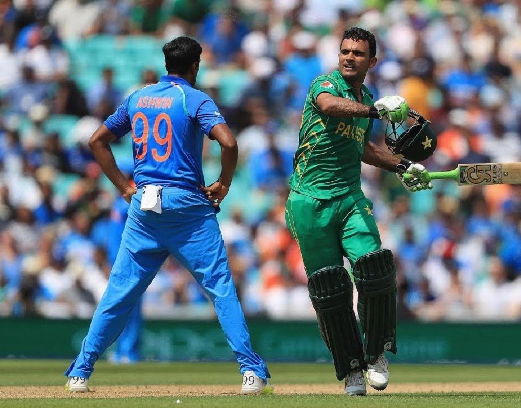 ২০১৭-র ইংল্যান্ডে অনুষ্ঠিত চ্যাম্পিয়ন্স ট্রফির হার এখনও বোধহয় দগদগে হয়ে আছে ভারতীয় সমর্থকদের মনে। চিরপ্রতিদ্বন্দ্বী পাকিস্তানের বিরুদ্ধে করুণ আত্মসমর্পণ। প্রথমে ব্যাট করে ফখর জামানের শতরানে ভর করে ৩৩৮ রান তোলে পাকিস্তান।