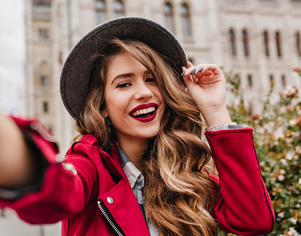 সেলফি- প্রোফাইল পিকচার কি আপনার কোনও সেলফি? তা হলে আপনি কিন্তু নিজেকে নিয়ে একটু বেশিই সতর্ক এবং মনে করেন আপনার সেরা রূপ কেবল আপনিই তুলে ধরতে পারেন। ফিল্টারের আড়ালে লুকনো আপনার মুখ দেখেও বোঝা যায় বেশ কিছু কথা। যদি আপনি গম্ভীর মুখে ছবি দেন তার অর্থ হয় আপনি বাকিদের কাছে রহস্যময় থাকতে চান। হাসিমুখ আপনার সাধারণ থাকাকেই বোঝায়।