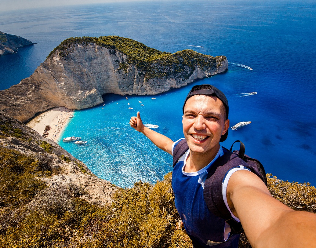 ঘুরতে যাওয়ার ছবি- প্রোফাইল পিকচার কোনও নৈসর্গিক দৃশ্য বা সুন্দর জায়গায় হলে তা থেকে বোঝা যায় আপনি শুধু ঘুরতেই নয়, নতুন জায়গায় নতুন মানুষদের সঙ্গে মিশতেও ভালবাসেন। জীবনকে আপনি হালকা ভাবে নিতে ভালবাসেন। তবে এর সঙ্গে আপনি নিজের ঘুরতে যাওয়ার ছবি দেখিয়ে বাকিদের ঈর্ষান্বিত করতে চান, সেটাও কিন্তু সত্যি।