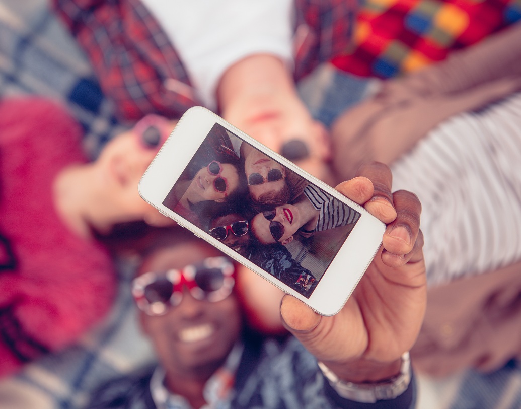 বন্ধুদের সঙ্গে ছবি- আপনার প্রোফাইল পিকচার যদি গ্রুপ ছবি হয়, তা হলে বোঝা যায় আপনি আপনার বন্ধুদের সত্যিই খুব ভালবাসেন এবং তাঁদের নিজের জীবনের বিশেষ অংশ বলে মনে করেন। তবে অনেকে ফেসবুকের বন্ধুদের কাছে জনপ্রিয় হওয়ার জন্যও গ্রুপ ছবি দেন।