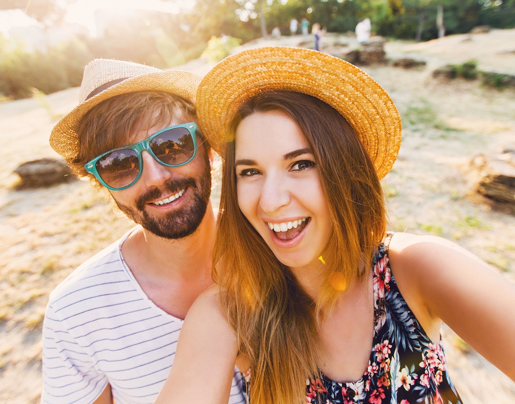 আপনার সঙ্গীর সঙ্গে ছবি- যদি আপনার প্রোফাইলের ছবি আপনাদের দু’জনের হয়, তা হলে আপনি নিজের সঙ্গীকেই জীবনে সব থেকে বেশি গুরুত্ব দিতে চান এবং বাকিদের মতামতের পরোয়া করেন না। আপনি নিজের বাকি জীবনটুকু তাঁর সঙ্গেই পরিকল্পনা করেছেন, সঙ্গীকেই নিজের 'সোলমেট' বলে মনে করেন।