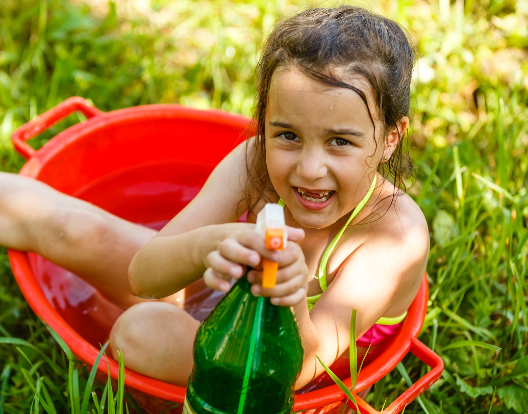 ছোটবেলার ছবি- আপনার প্রোফাইল ছবি যদি আপনার ছোটবেলার কোনও ছবি হয়, তা হলে আপনার ছোটবেলা খুব ভাল ছিল, মজাদার ছিল সেই পুরোনো দিনগুলি। আপনি পুরোনো দিনগুলো আবারও ফিরে পেতে চান। আপনি এখনও লুকিয়ে কার্টুন দেখেন এবং ছোটবেলার প্রিয় খাবারগুলি সুযোগ পেলেই খান। বাড়িতে ছোটবেলার খেলনা অবশ্যই আছে আপনার।