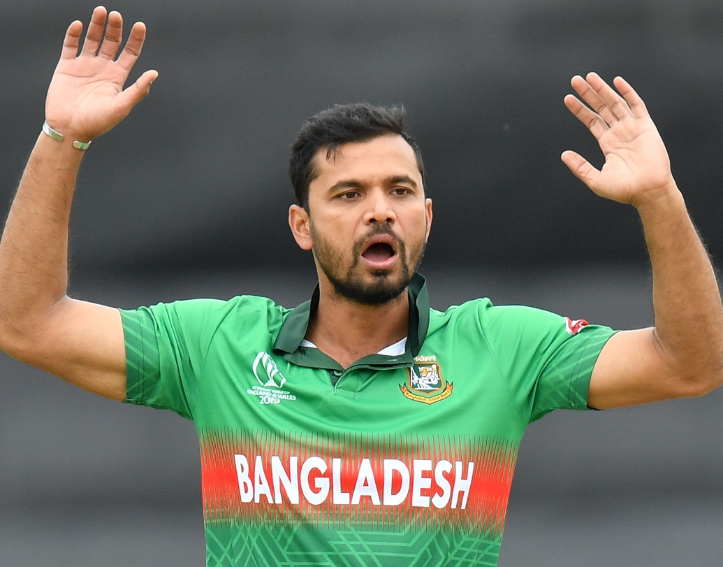 মাশরাফে মর্তুজা: বাংলাদেশ অধিনায়ক শুধু মাত্র অধিনায়কত্ব ছাড়া এ বারের বাংলাদেশ দলে সুযোগই পেতেন কিনা সন্দেহ। তাঁর থেকে ভাল বোলার বোধহয় বাংলাদেশের দলে ছিল। ছিল ভাল ব্যাটসম্যানও। তাঁর ফিল্ডিং-ও সেই পর্যায়ের নয় যে প্রচুর রান বাঁচিয়েছেন বা ক্যাচ নিয়েছেন।