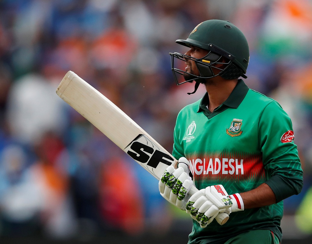 ৮ ম্যাচ খেলে নিয়েছেন মাত্র একটি উইকেট, দিয়েছেন ৩৬১ রান। অনেক ম্যাচেই নিজের দশ ওভার কোটা শেষ করেননি। অথচ শুরুতে বল করতে এসে দিয়েছেন অনেক রান। পাঁচ ইনিংসে ব্যাট করতে নেমে করেছেন ৩৪ রান। এক সময়ের অলরাউন্ডার আজ কোনও বিভাগেই নিজেকে মেলে ধরতে পারছেন না।